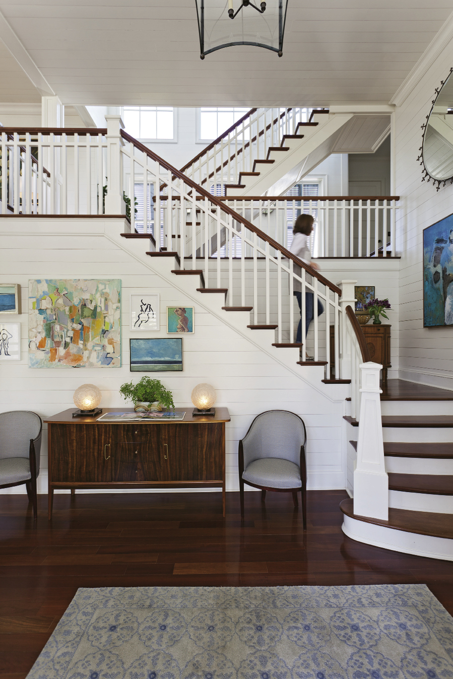 In the foyer, pieces from different destinations and eras, such as antique French globe lamps, a pair of mid-century-style chairs, and an iron mirror that feels western, live together harmoniously. “It’s a collection,” Lynne says. “You should buy the things you love.”