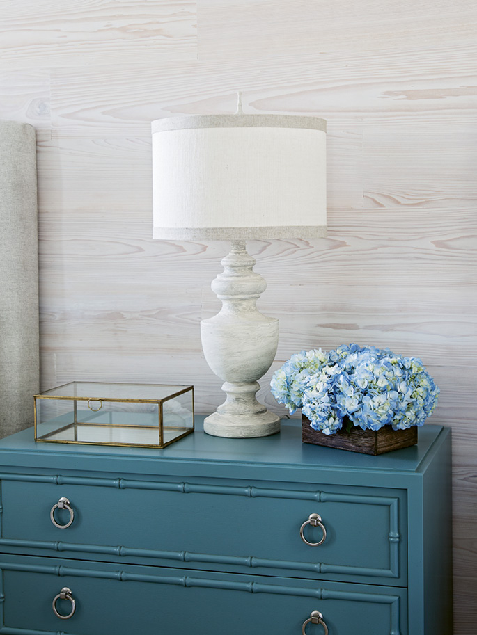 Staying true to the blue and neutral color scheme throughout the home declutters the space overall.