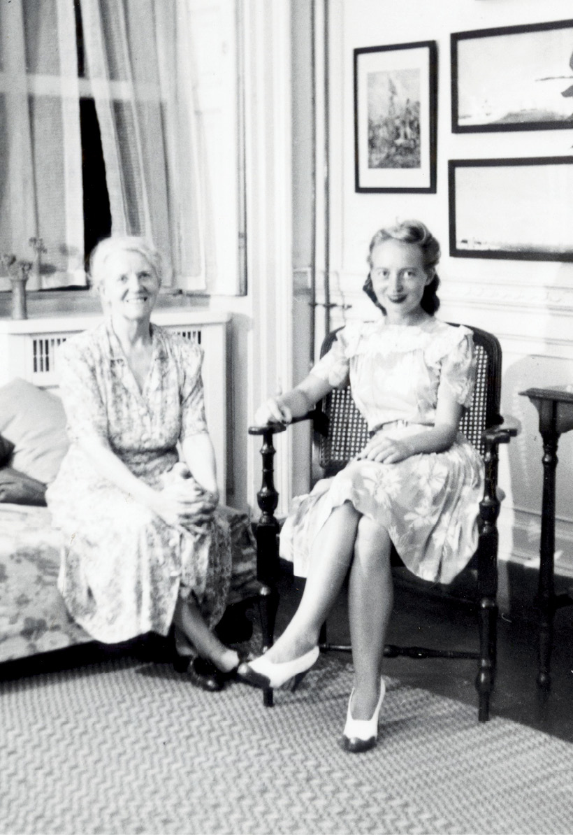 Novelist Herbert Sass and his wife, Marion, with Alice at her Myrtle Beach Pink House Galleries exhibit in 1947