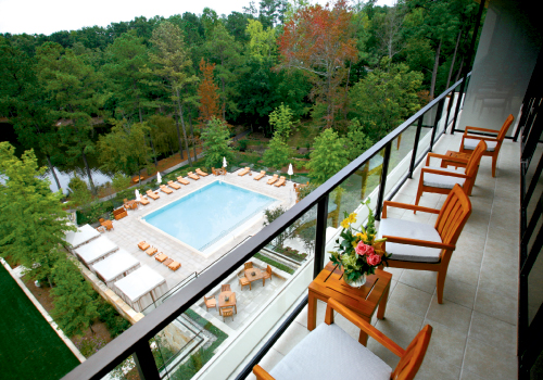 Lee and Lizzie lounged in a private poolside cabana—complete with flat-screen TV—sipping fresh fruit smoothies.