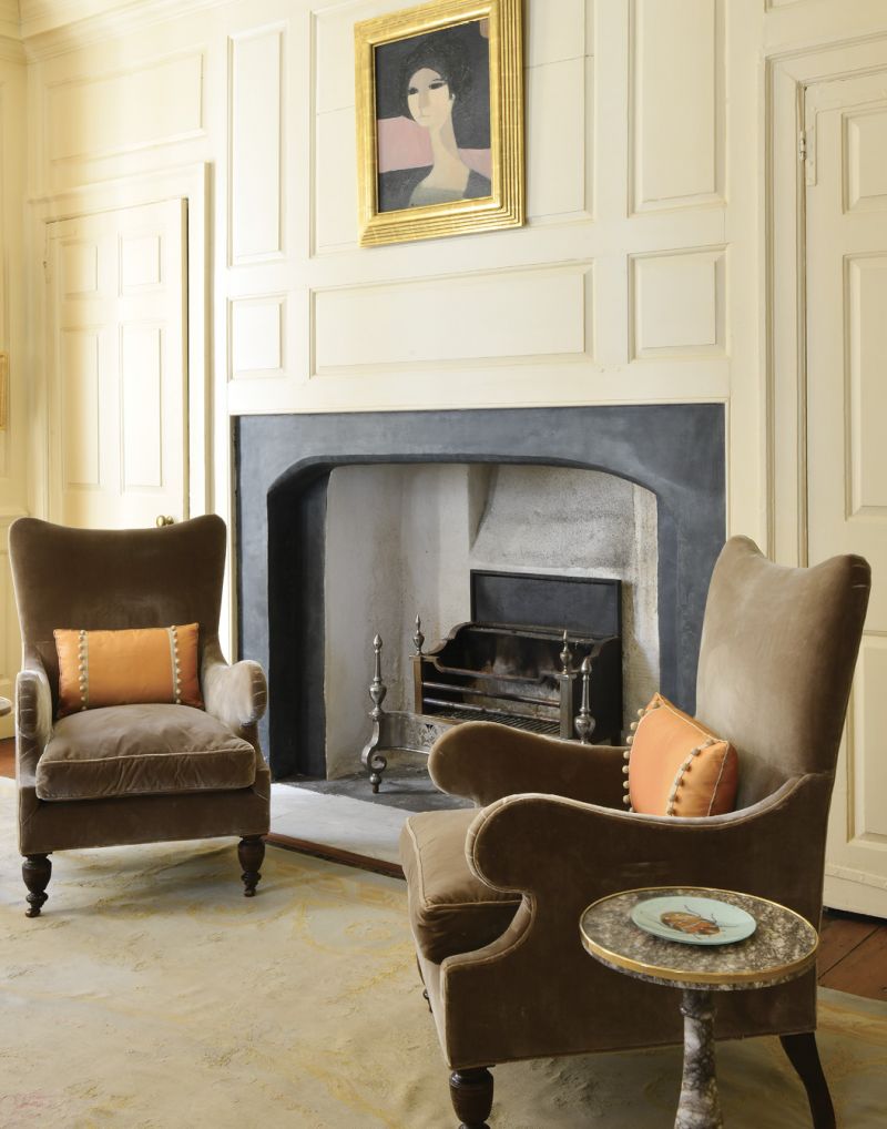 The residents removed an Adamesque mantel that did not complement this room’s Georgian paneling, replacing it with period-style bolection moldings.