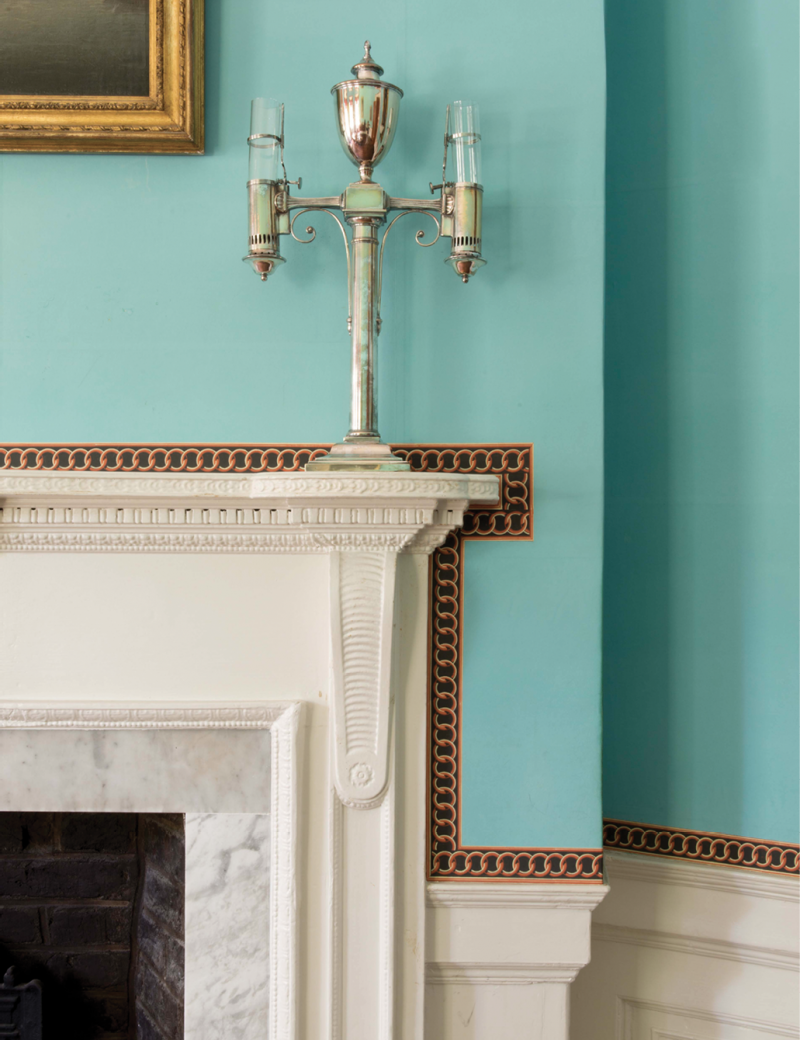 Historical research revealed that the Nathaniel Russell House’s dining room was papered in a vibrant shade of blue with contrasting trim.