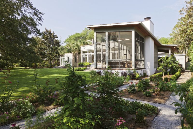The rear addition is stunningly contemporary and communes with the site’s natural beauty.
