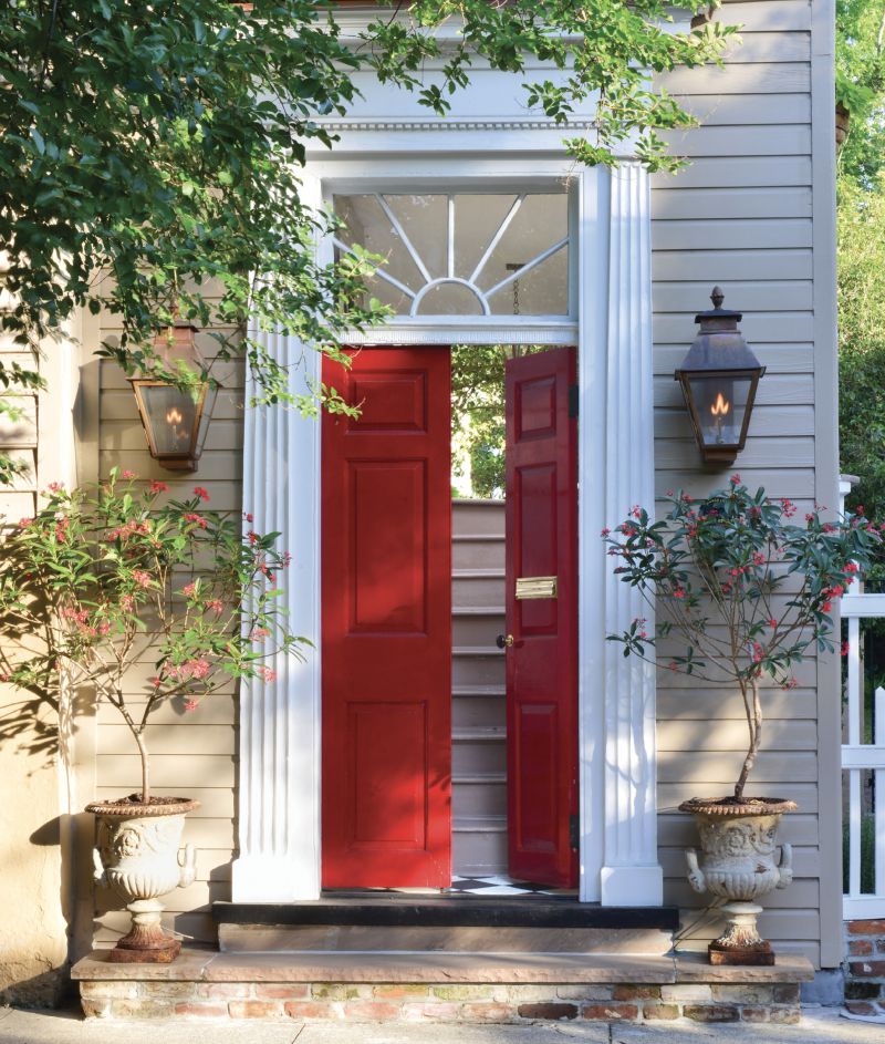 With front doors opening to porches instead of interior halls or rooms, the Charleston single house offers an unusual entrance sequence that blurs the boundaries between indoor and outdoor spaces.