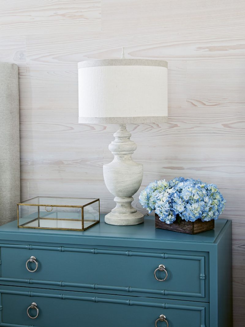 Staying true to the blue and neutral color scheme throughout the home declutters the space overall.