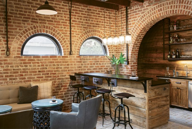 Arches and circles dominate the ground floor of the structure thanks to curved doorways for carriages and the stables, plus demi-lunette windows.