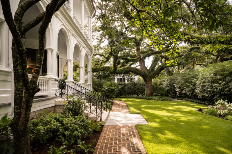 &quot;We focused on clean lines and lush green planting,” Pope continues, “decluttering the space without compromising its historic charm.”