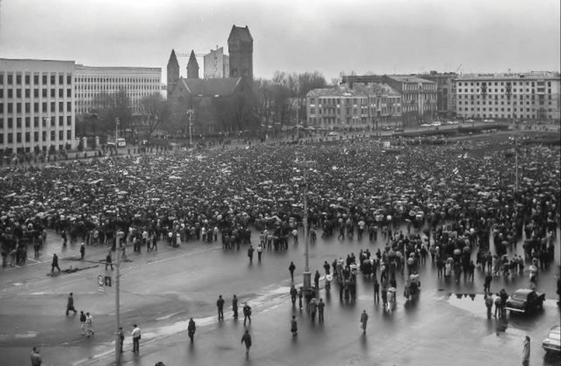 Political Unrest: Workers led by the Belarusian Popular Front in Minsk, protesting Soviet policies during the economic crisis of 1991 and the dissolution of the Soviet Union.