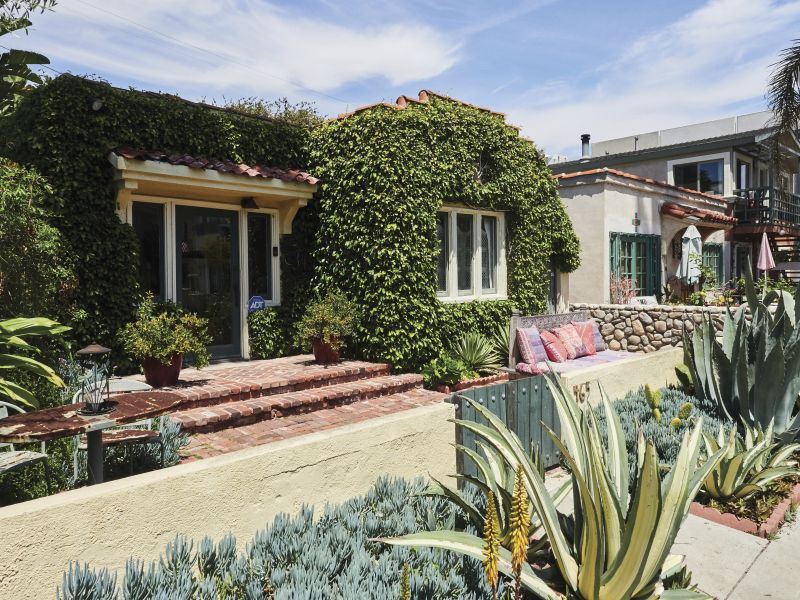 Patios open to the neighborhood’s canals, dug in the early 1900s.